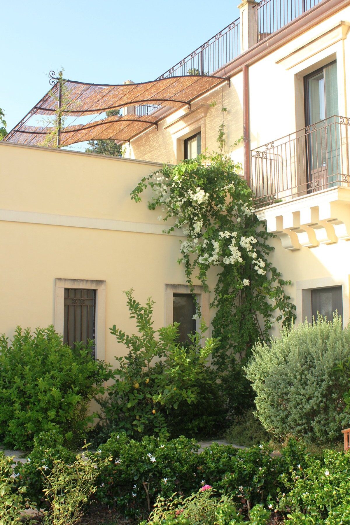 villa-aranjaya-exterior-garden